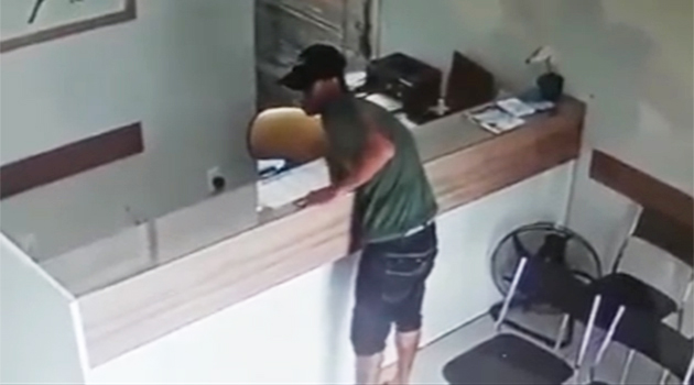 Bandido furta celular em consultório odontológico em Campo Formoso; confira vídeo Bandido furta celular em consultório odontológico em Campo Formoso; confira vídeo