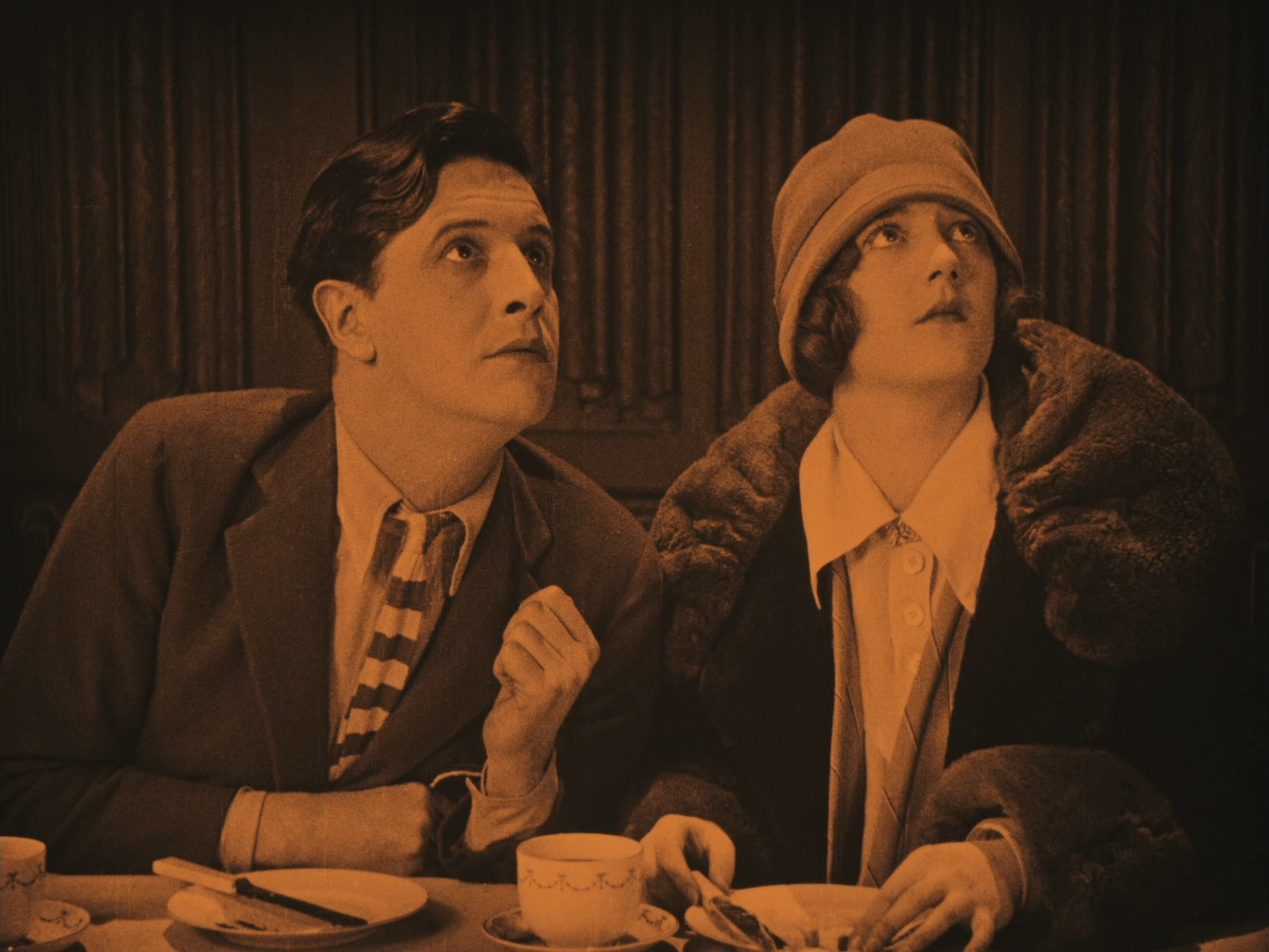 Ivor Novello and Sybil Rhoda in Downhill (1927, dir. Alfred Hitchcock) Spanish Divisa Blu-ray screenshot