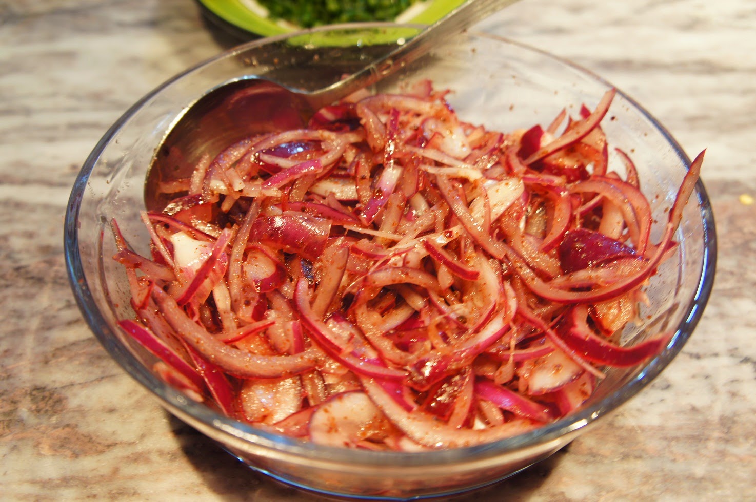 маринованный лук к шашлыку. луковый салат с уксусом. салат из лука репчатого. маринованный лук. маринованный лук.