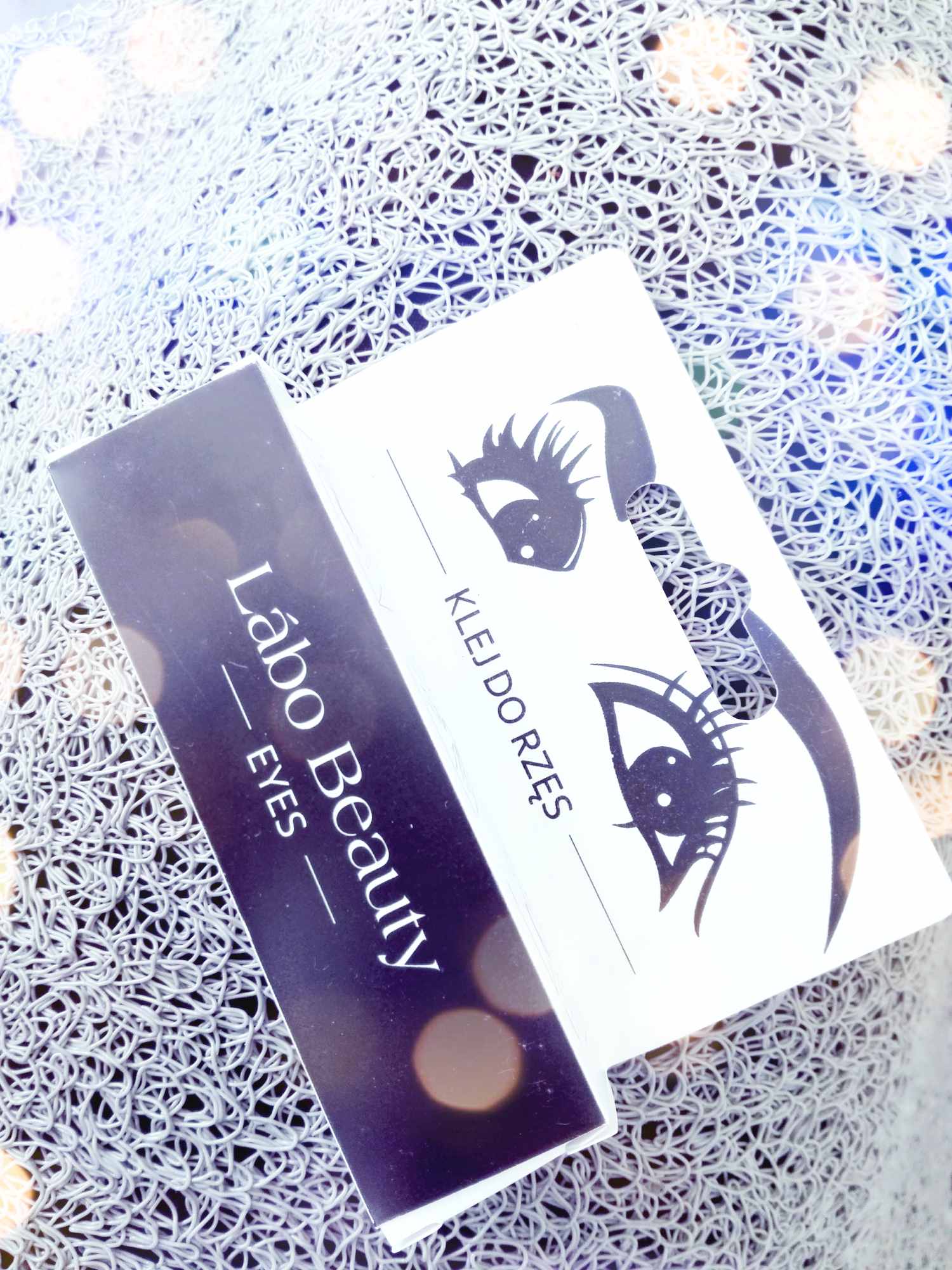 Klej do rzęs, który zdecydowanie mnie zadziwił.