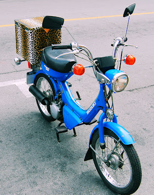 Linda motoneta Suzuki en color azul