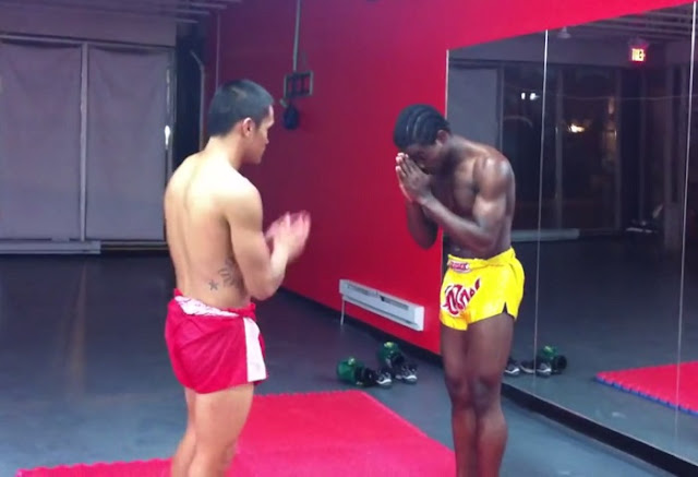 Man Dislocated His Knee After A Kickboxing Demonstration Goes Horribly Bad! Man Dislocated His Knee After A Kickboxing Demonstration Goes Horribly Bad!