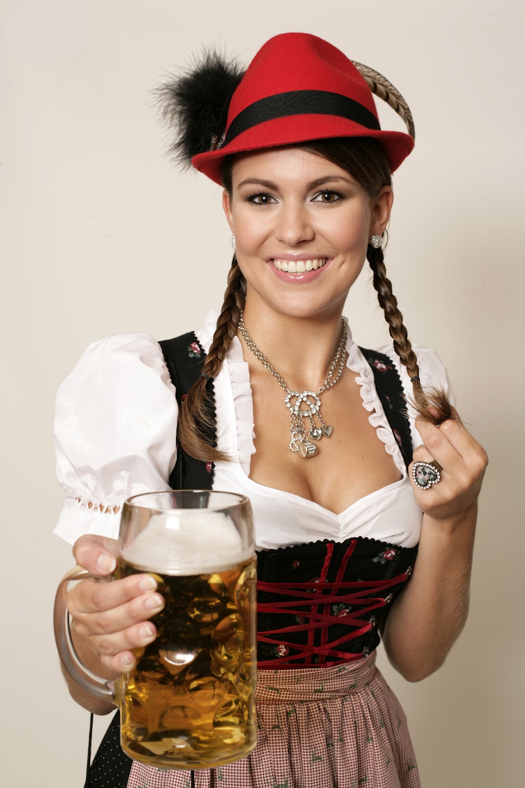 Женский пивной. Баварский стиль Октоберфест. Октоберфест в Германии немки. Немецкие девушки. Баварские девушки с пивом.