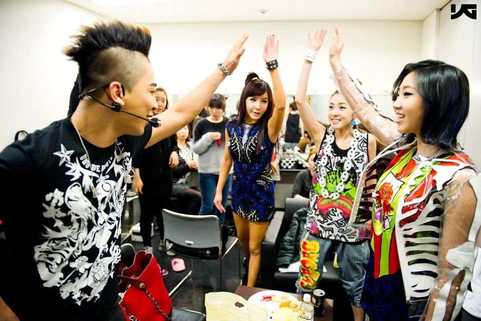 Big bang 1. Группа 2ne1 и BIGBANG. 2ne1 big Bang семья. 2ne1 концерт. Big Bang Concert 2012.