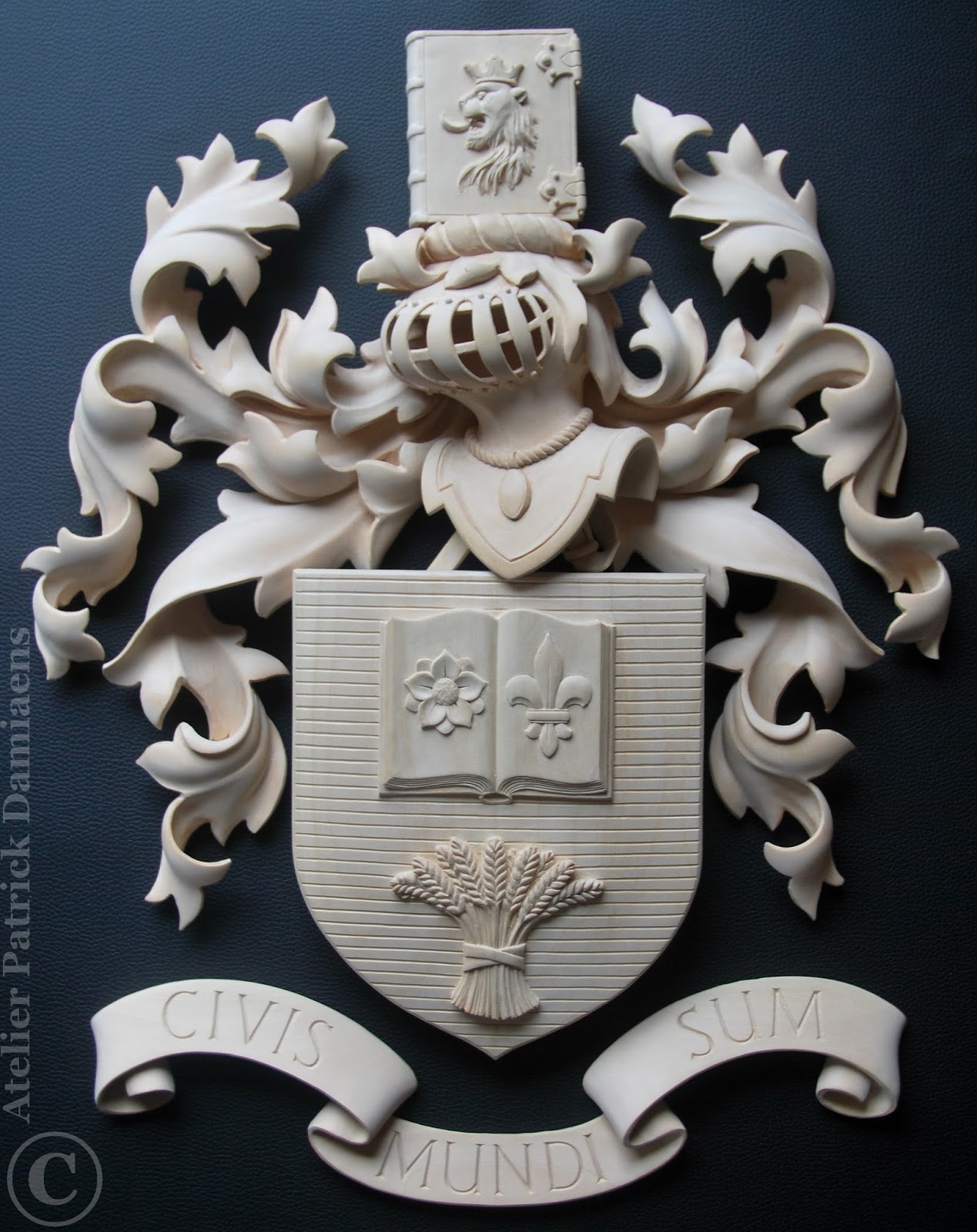 ORNAMENTAL WOODCARVER Patrick Damiaens: Wooden carving of family Coat