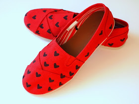 how to stencil hearts onto your shoes