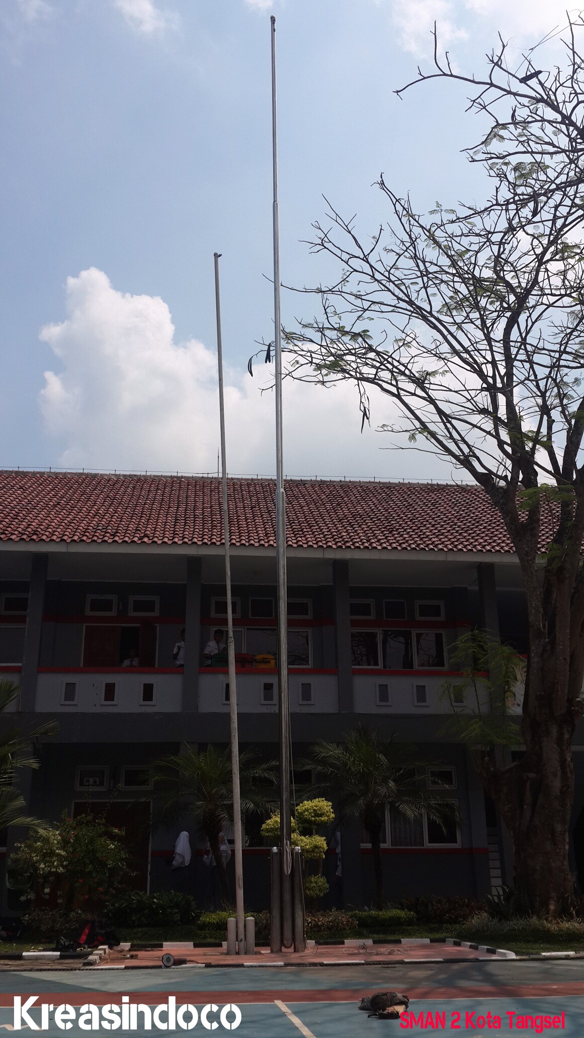 Pemasangan Tiang Bendera Stainless di SMAN 2 Kota Tangerang Selatan Tinggi 15 Meter