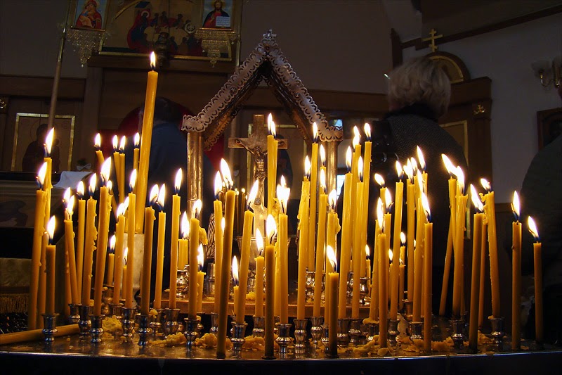 Куда ставят свечи за упокой в церкви. Канун. Канун со свечами в храме. Свечи на кануне. Свеча за упокоение.