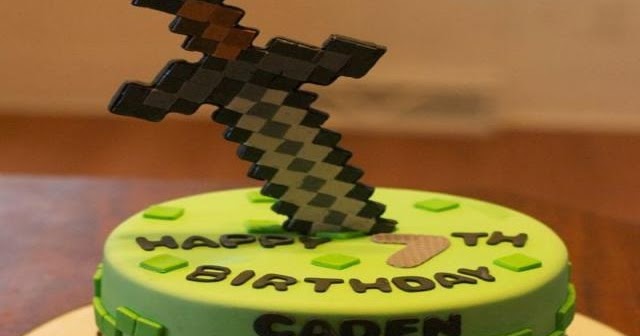 Bolo de Pasta Americana: Bolo Minecraft redondo com espada de