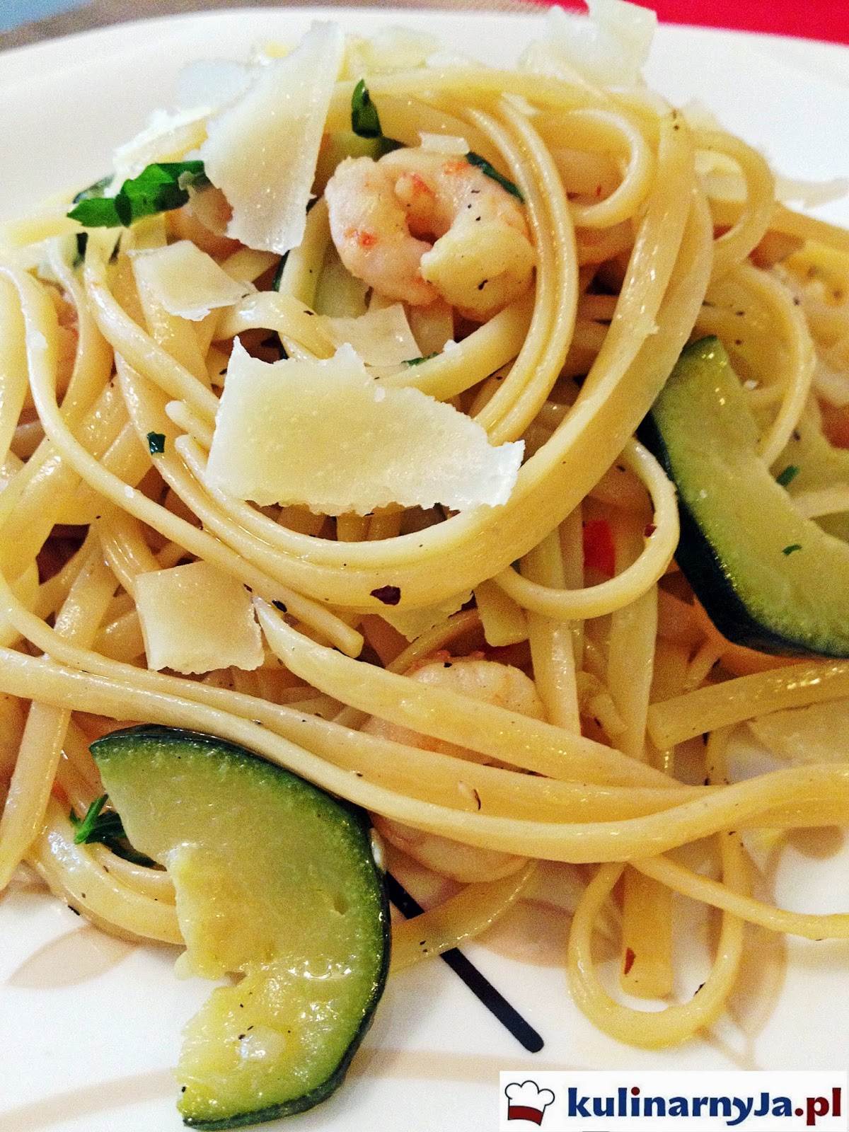 Bavette aglio e olio z cukinią i krewetkami