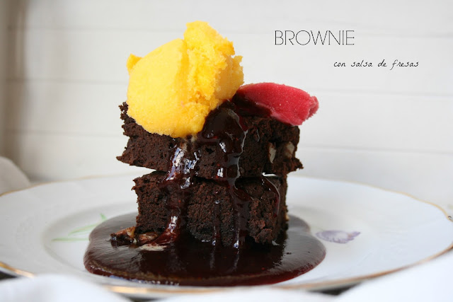 Brownie Con Salsa De Fresas