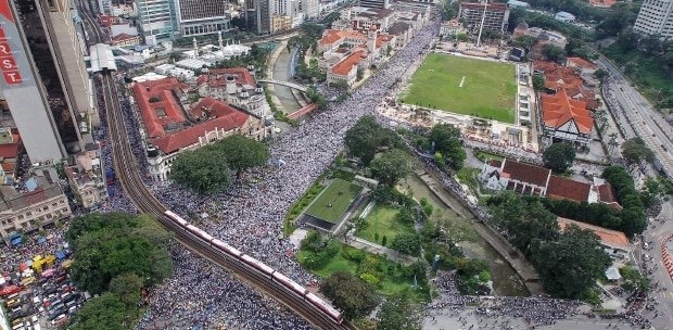 Tolak Ratifikasi Konvensi Anti-Diskriminasi, Ratusan Ribu Massa Gelar Aksi 812 di Malaysia Tolak Ratifikasi Konvensi Anti-Diskriminasi, Ratusan Ribu Massa Gelar Aksi 812 di Malaysia