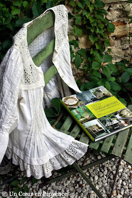 Le nouveau livre de décoration de Noëlle Bittner posé sur une chaise de jardin