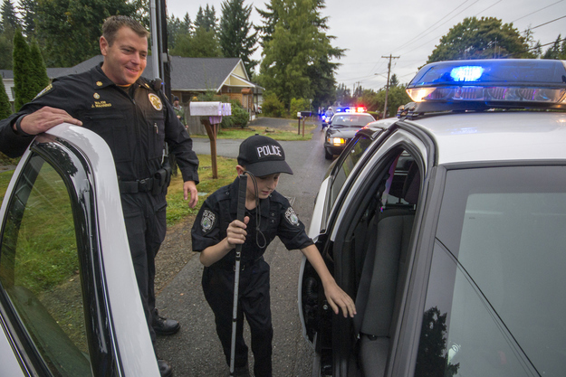 26 Moments That Will Restore Your Faith In Humanity Again - These police officers made blind 13-year-old Gage Hancock-Stevens’ dream of being a cop come true