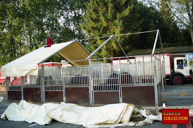Montage des tentes écuries des chevaux du  cirque Louis Knie 