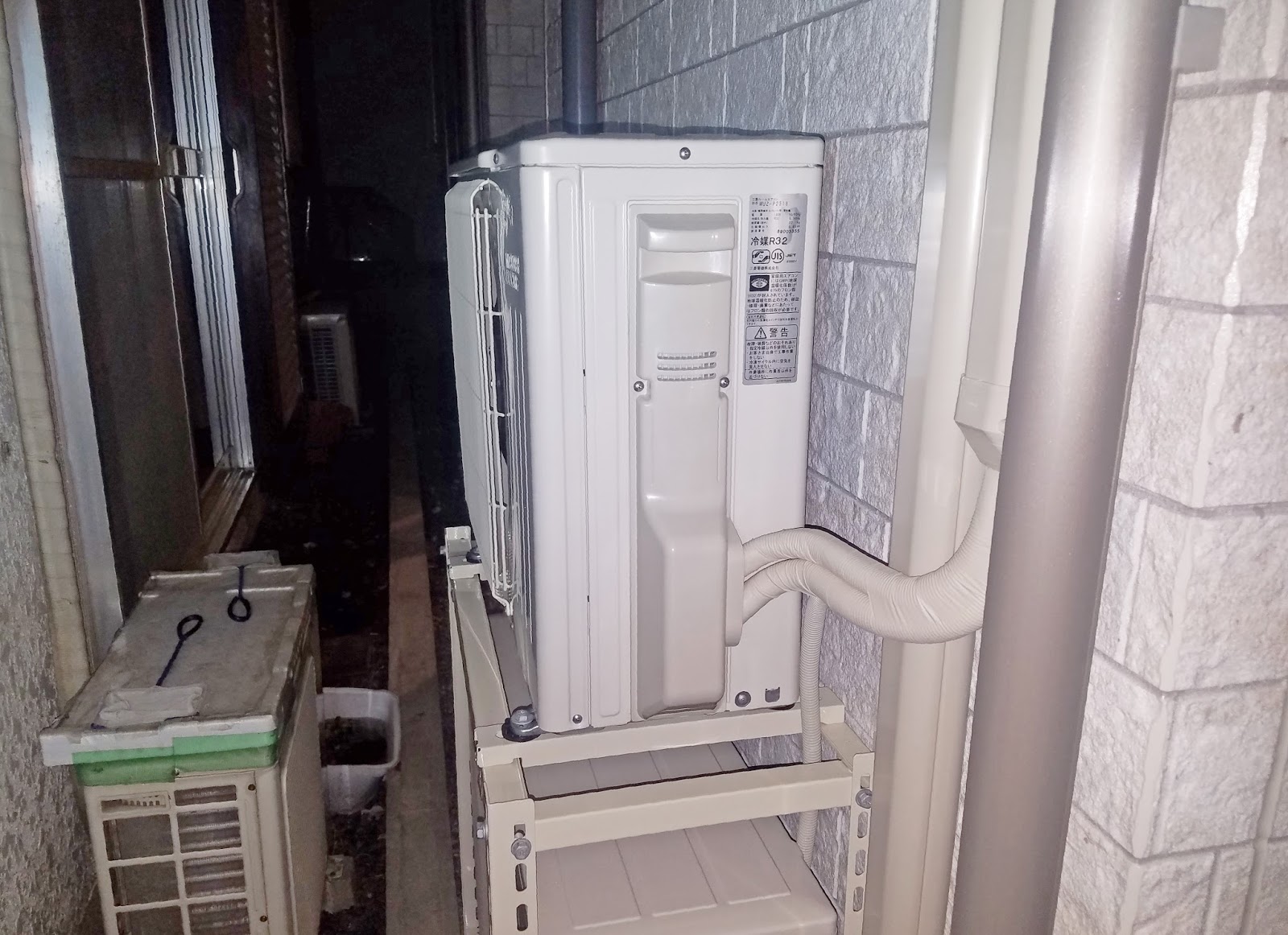 新築専門エアコン職人（エアコン知識の宝庫） No.537 荒川区 S様：『室外機の風 × 二段置き × 配管縦下ろし』