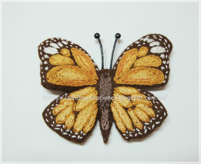 broche mariposa marrón bordada sobre fieltro terminado