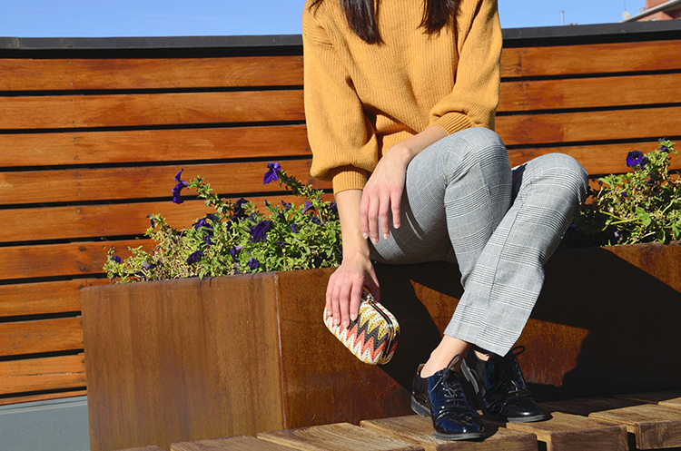 look_outfit_checked_trousers_mustard_sweater_black_shoes