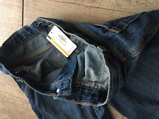 Quần Short Jean bé trai hiệu Cat&Jack, xuất xịn Made in Vietnam. Chất Jean 100% cotton mềm mại, mịn màng. Lưng có tăng đơ. Size từ 10-16T.