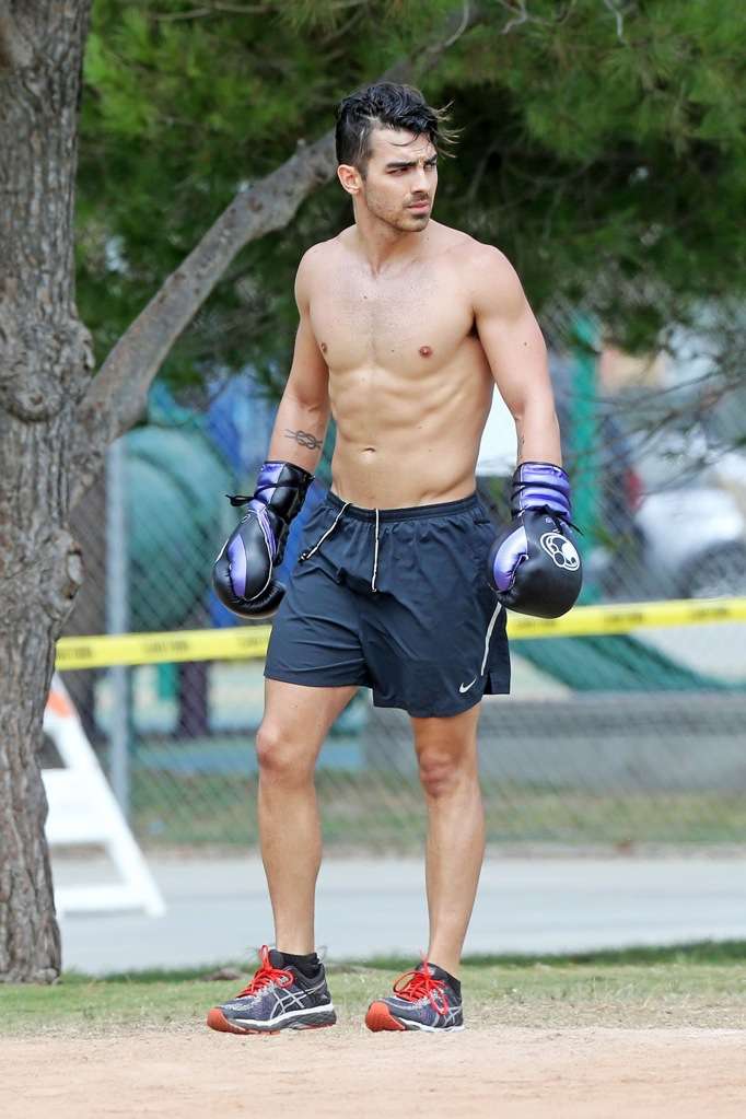 WE LOVE HOT GUYS Joe Jonas Shirtless Boxing