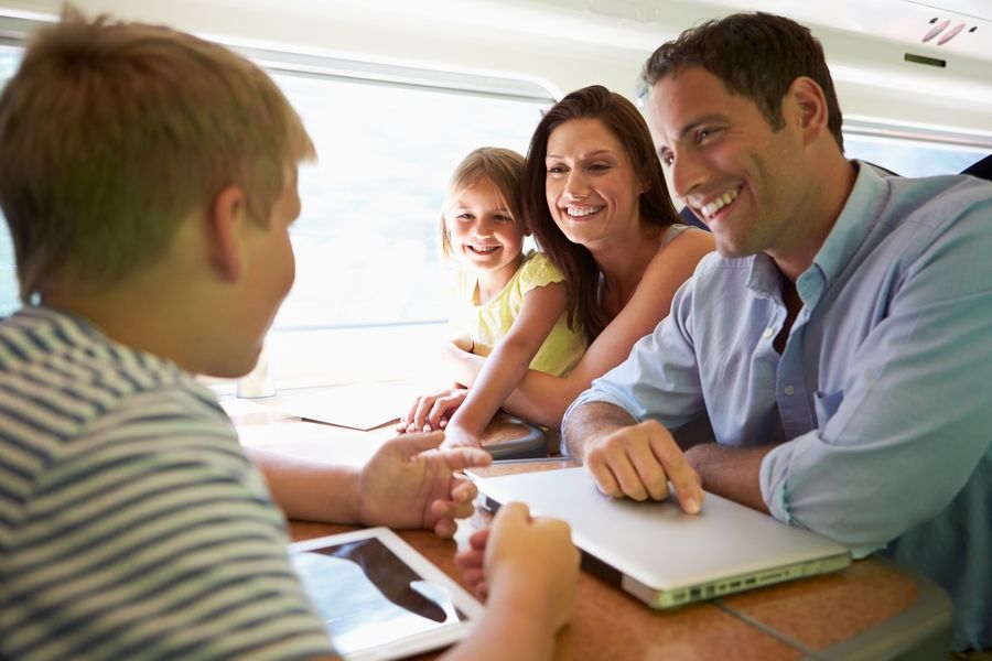 Счастливая семья в поезде. Фото, картинка счастливая семья в поезде. Family on Train. Счастливая семья фото в поезде. Совместный наблюдать