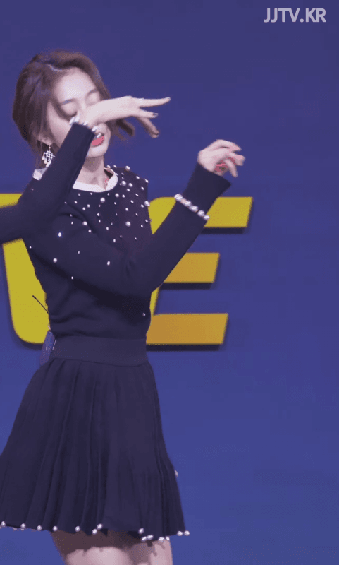 러블리즈 지수 펄럭이는 주름 치마