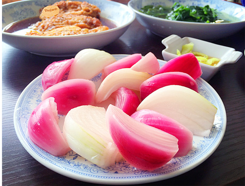 Món hành tây muối chua chua, giòn giòn Món hành tây muối chua chua, giòn giòn