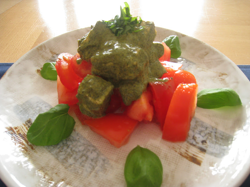 Kazuo: Tomaten-Tôfu Salat mit Basilikum-Shiso-Pesto