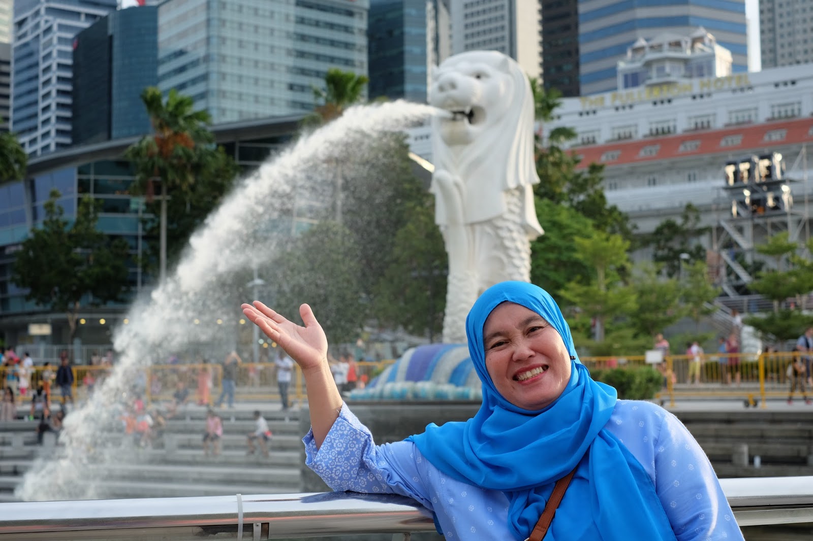 Graduation Trip Surprise Holiday for Mama to Singapore and Hong Kong merlion