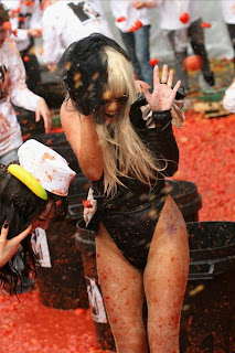 katy-perry-and-lady-gaga-pelted-with-tom