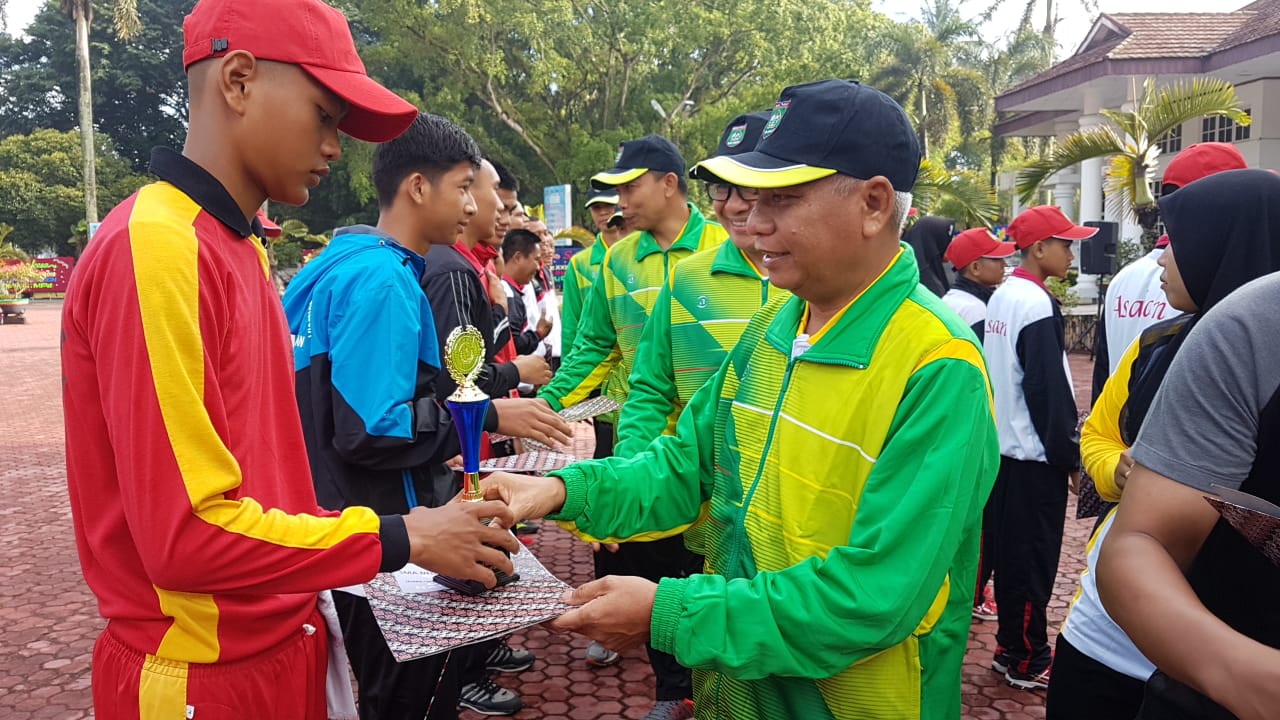 Wakil Bupati Asahan Surya menyerahkan penali kasih kepada atlet berprestasi. Wakil Bupati Asahan Surya menyerahkan penali kasih kepada atlet berprestasi.