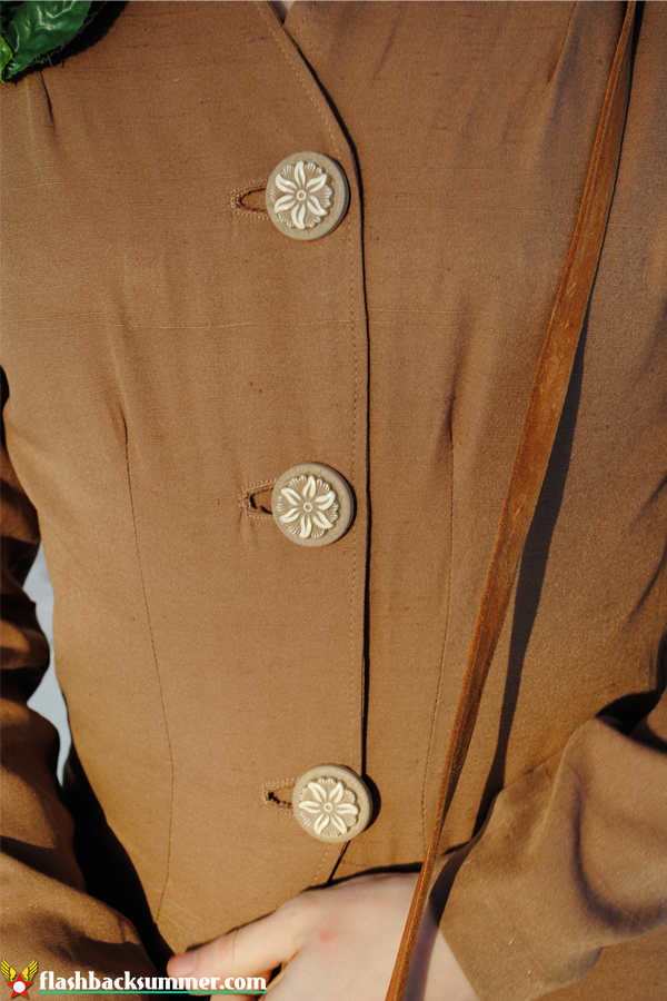 Flashback Summer: 40s Fashion Calendar - Vintage Flower Brooch, suit