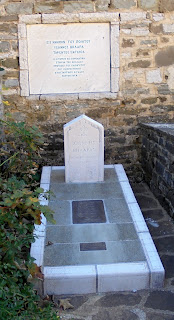 το ταφικό μνημείο του Ιωάννη Βηλαρά στο Τσεπέλοβο του Ζαγορίου