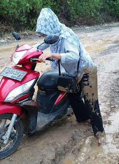 Menerjang Lumpur Demi Mendidik Calon Penerus Bangsa Menerjang Lumpur Demi Mendidik Calon Penerus Bangsa