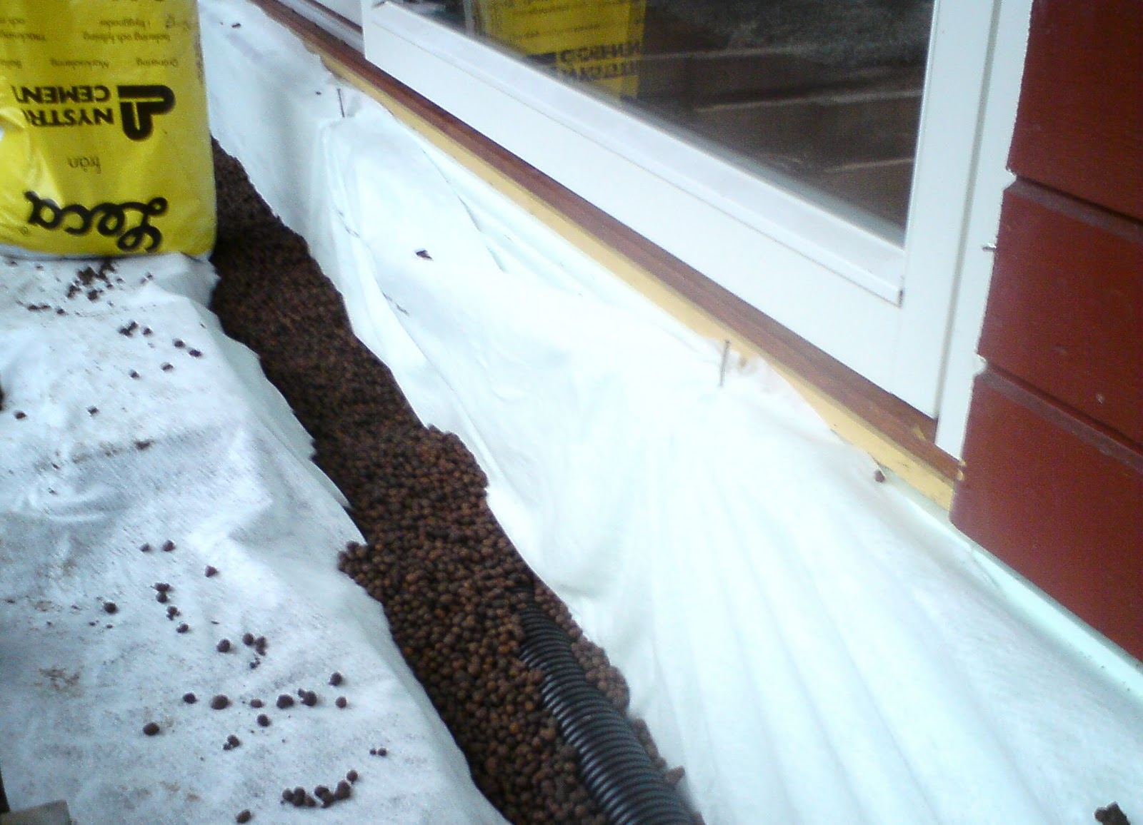 Внутренняя завалинка в деревянном доме под полом