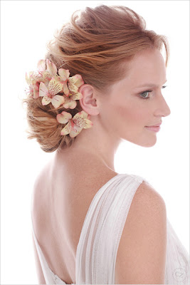 Penteado de noiva com flores naturais Penteado de noiva com flores naturais