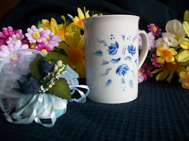 Bomboniera: tazza decorata con fioriellini blu tazza 10€