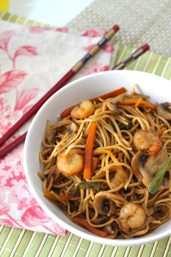 wok de fideos chinos con gambas Chow mein Noodles