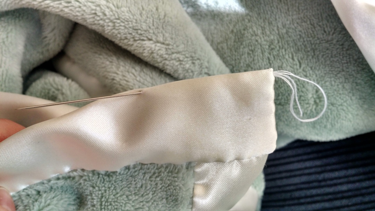Baby Blanket With Satin Binding - DIY Danielle®