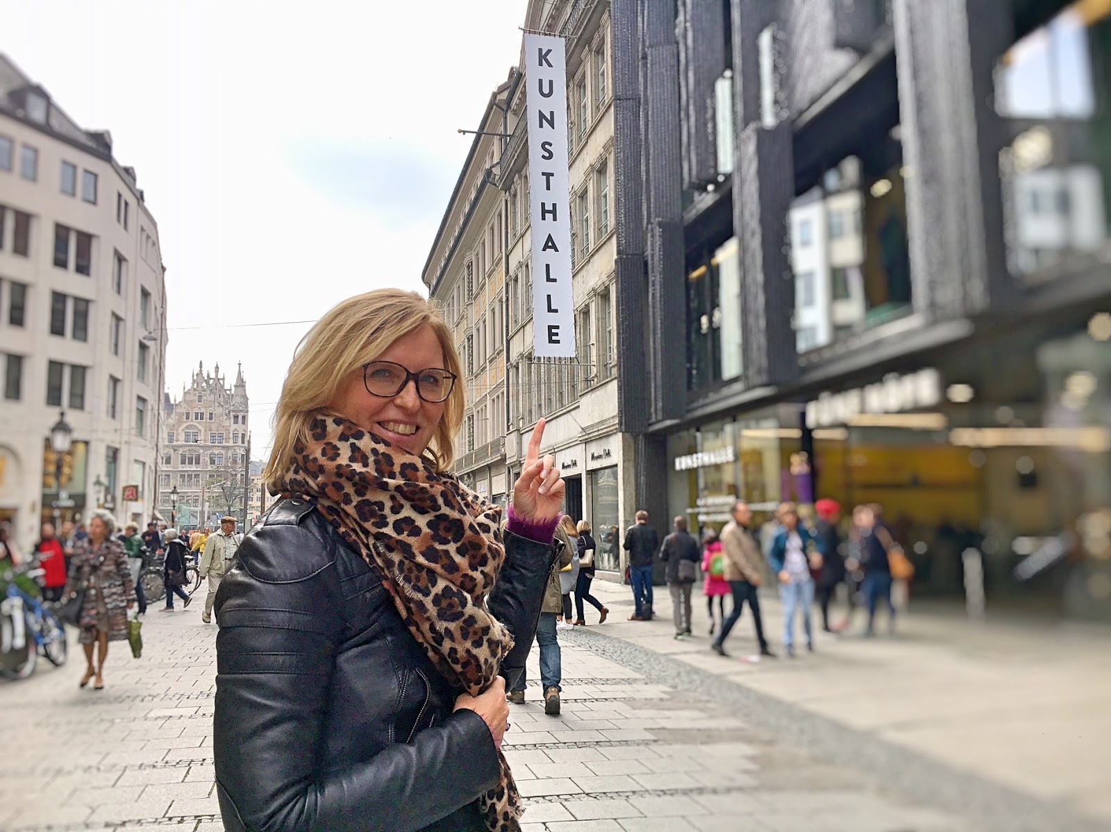 Odeonsplatz Munchen Sara Bow
