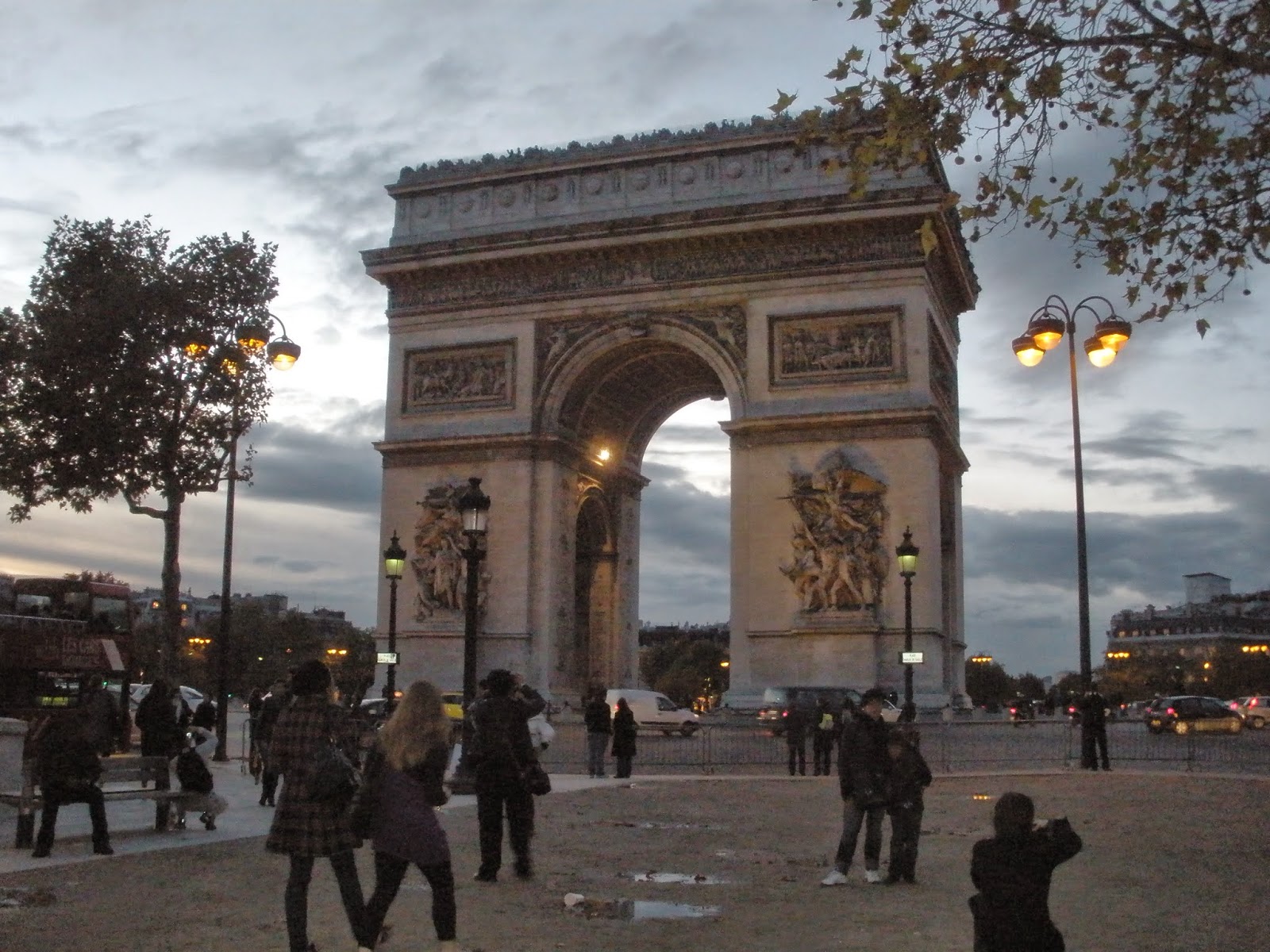 Arco del Triunfo, París. A 2km de la Plaza de La Concordia.