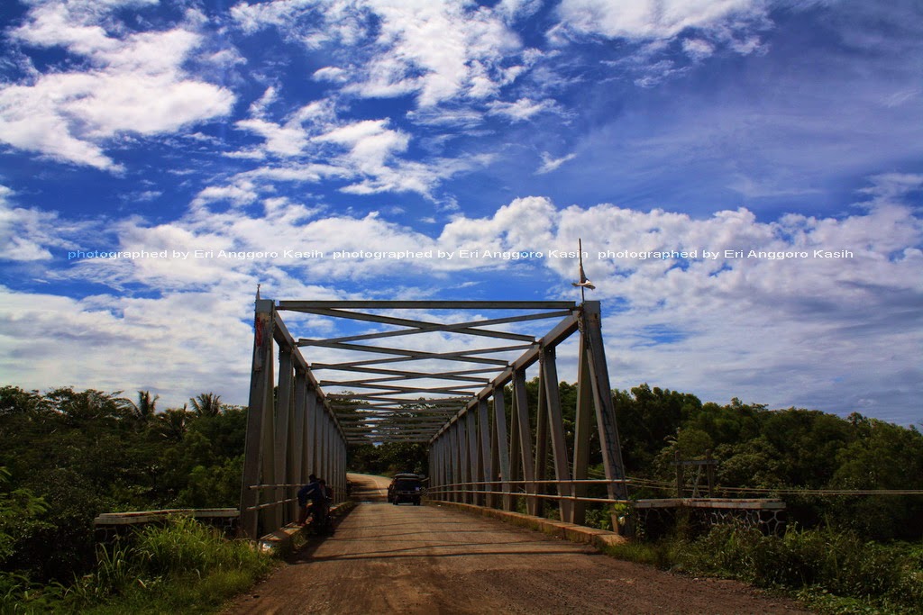 Banyak jembatan seperti ini di Cipatujah. Banyak jembatan seperti ini di Cipatujah.