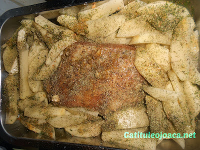 Friptura de porc marinata si cartofi aromati  la cuptor in sos alb