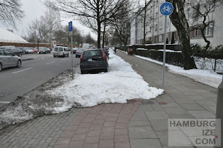 © hamburgize.com / Stefan Warda - "Geräumter Radweg" Fake-Winterdienst: "Geräumter Radweg" Barmbeker Straße