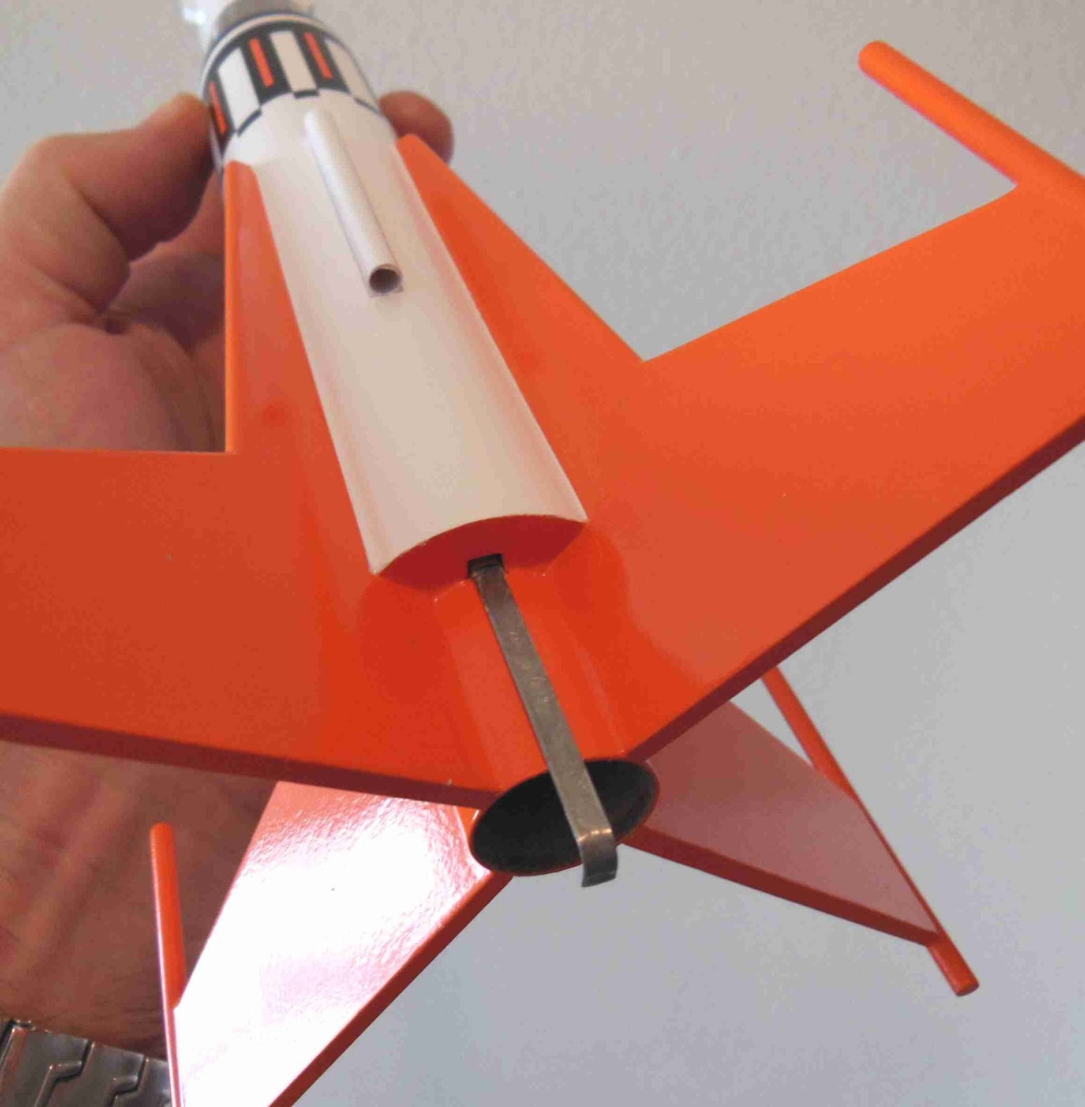 Model Rocket Building Engine Hook and Launch Lug on Same Side? TIP