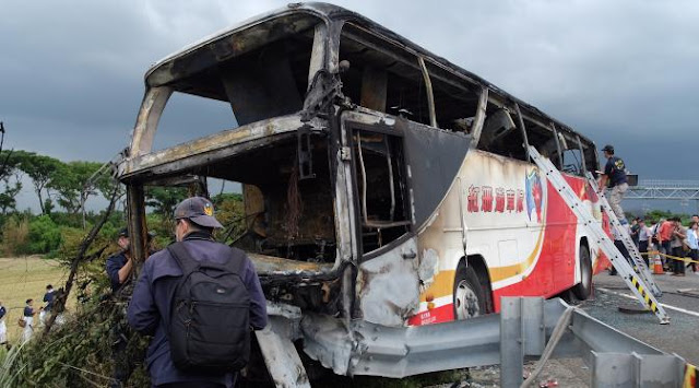Inilah Foto Bus Pariwisata Terbakar, 26 Turis Tewas Terpanggang Inilah Foto Bus Pariwisata Terbakar, 26 Turis Tewas Terpanggang