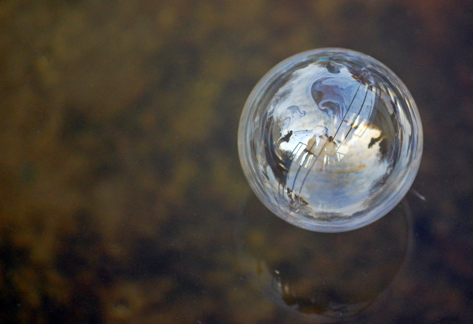 Пузырек представляет собой. Мыльные пузыри. Мыльные пузыри на воде. Поверхность мыльного пузыря. Пузырьки в воде.