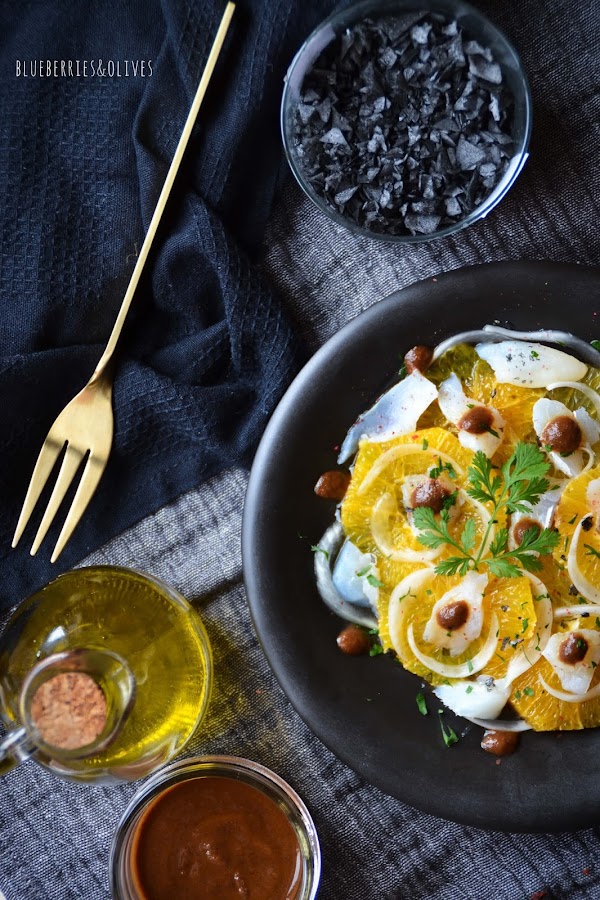 ENSALADA DE BACALAO Y NARANJA CON ALIÑO DE AJO NEGRO 