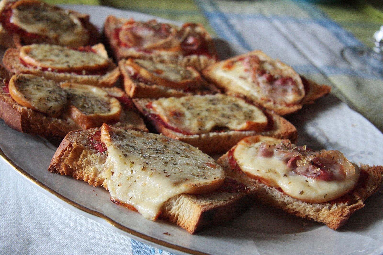 Crostini tiepidi con scamorza affumicata