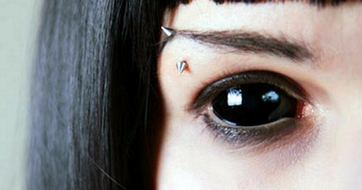 человек на кровати с открытыми глазами. полностью черные глаза. демон снов сонный паралич. сны и сновидения. спать с открытыми глазами.